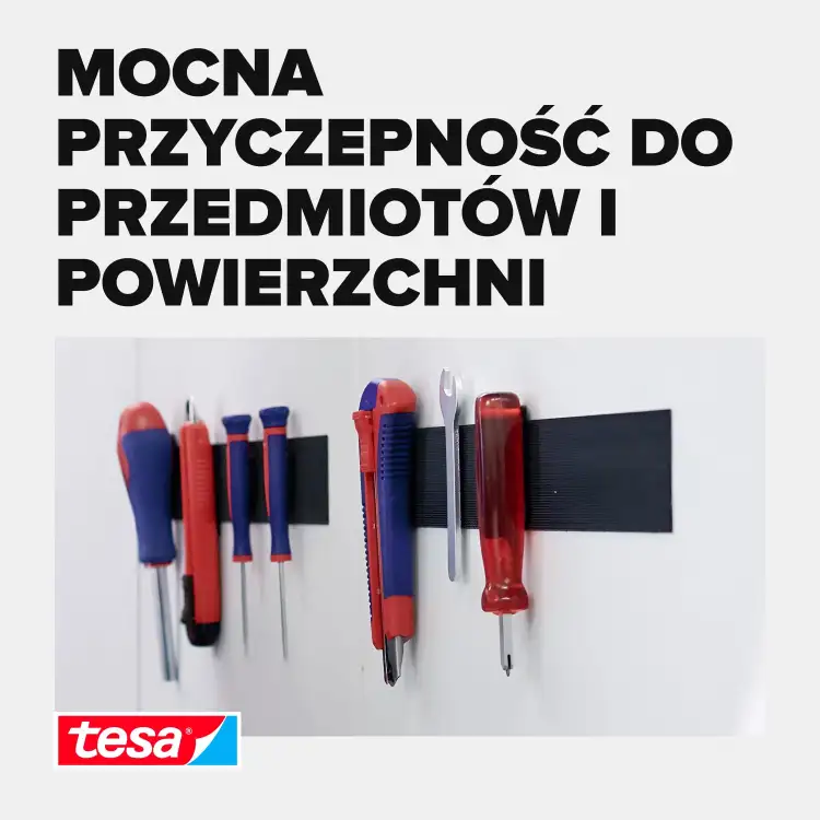 Czarna taśma rzepowa Tesa trzyma narzędzia ręczne na białej ścianie w warsztacie