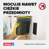 Mocna taśma rzepowa Tesa utrzymuje ciężką latarkę pionowo na jasnej ścianie