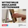 Osoba otwiera i zamyka czarny rzep montażowy Tesa przymocowany do aluminiowej drabiny podczas pracy