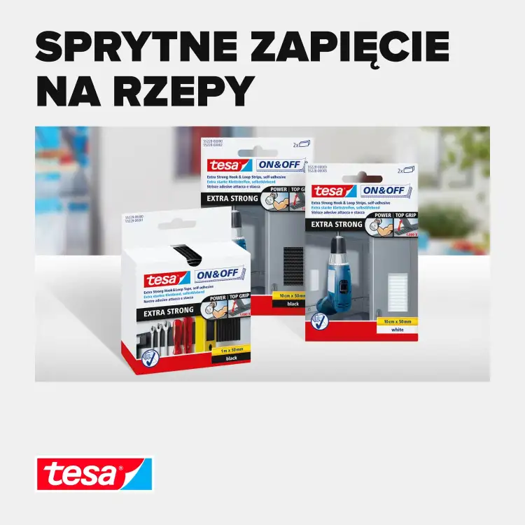 Zbliżenie na trzy opakowania czarnego rzepu montażowego Tesa ustawione na białym blacie w jasnym wnętrzu