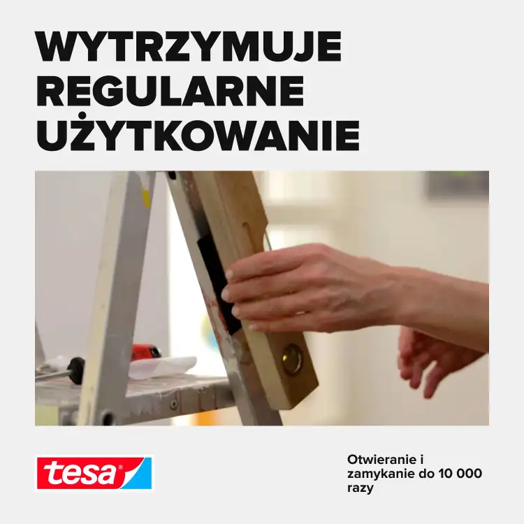 Dłoń odczepia przedmiot zamocowany na rzepie Tesa podczas codziennego użytkowania w domowym wnętrzu