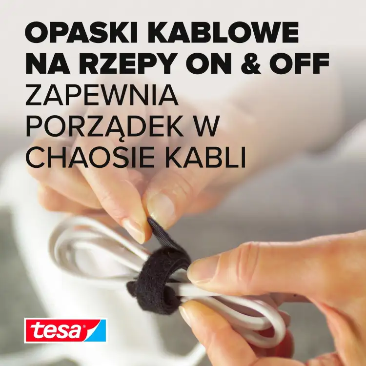 Osoba owija czarną taśmę Tesa wokół białych kabli, tworząc schludny pęk przewodów
