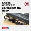 Czarna taśma Tesa owinięta wokół kabli przy laptopie utrzymuje przewody razem i porządkuje przestrzeń