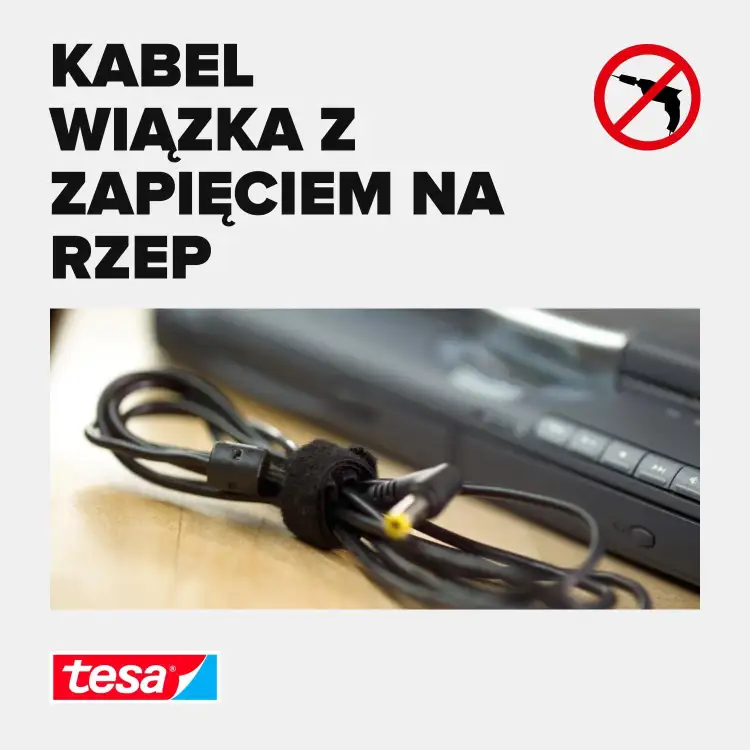 Czarna taśma Tesa owinięta wokół kabli przy laptopie utrzymuje przewody razem i porządkuje przestrzeń