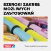 Kolorowa mata sportowa spięta czarną taśmą Tesa organizer, obok inne przedmioty domowe uporządkowane