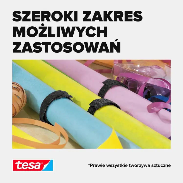 Kolorowa mata sportowa spięta czarną taśmą Tesa organizer, obok inne przedmioty domowe uporządkowane