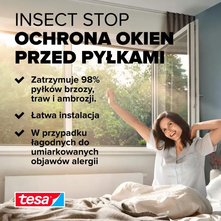 Poranek w sypialni z otwartym oknem zabezpieczonym siatką przeciwpyłkową Tesa dla alergików