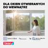 Kobieta otwiera okno zabezpieczone siatką Tesa chroniącą wnętrze przed pyłkami i owadami