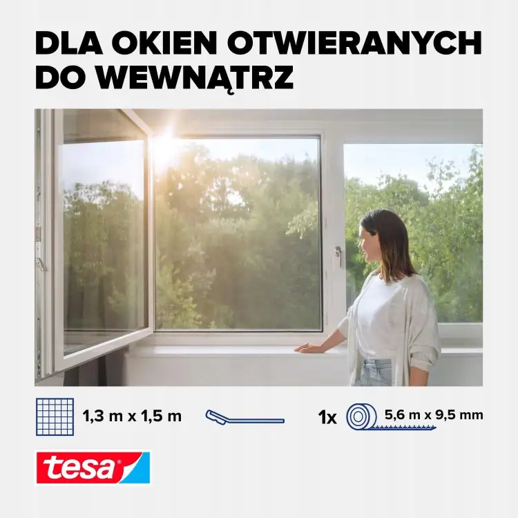 Kobieta otwiera okno zabezpieczone siatką Tesa chroniącą wnętrze przed pyłkami i owadami