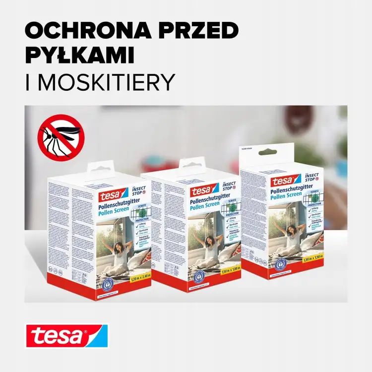 Trzy opakowania moskitiery Tesa antyalergicznej prezentowane na tle jasnego wnętrza