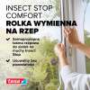 Dłonie osoby montujące białą taśmę rzepową Tesa na ramie okna w celu zabezpieczenia siatki