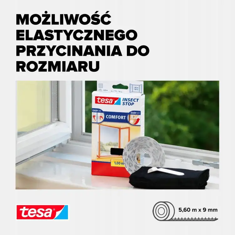 Na zdjęciu rolka białego rzepu Tesa leży na parapecie obok okna z widoczną siatką