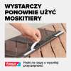 Na zdjęciu widoczny pasek białego rzepu Tesa mocowany do ramy moskitiery na drewnianym stole