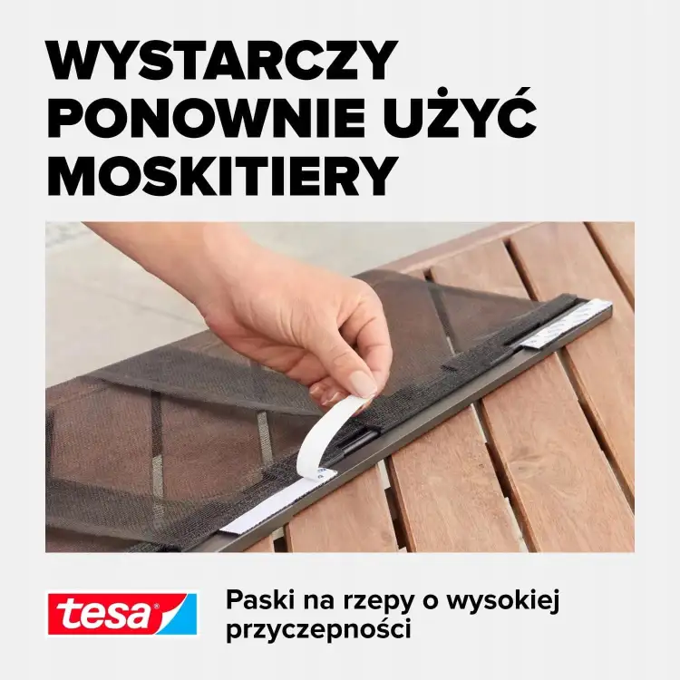Na zdjęciu widoczny pasek białego rzepu Tesa mocowany do ramy moskitiery na drewnianym stole
