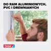 Mężczyzna aplikuje biały rzep Tesa na pionową ramę okna z widokiem ogrodu w tle