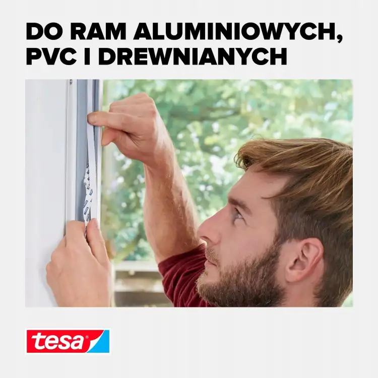 Mężczyzna aplikuje biały rzep Tesa na pionową ramę okna z widokiem ogrodu w tle