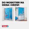 Biały rzep Tesa zamocowany wokół drzwi balkonowych zapewnia szczelne przyleganie moskitiery