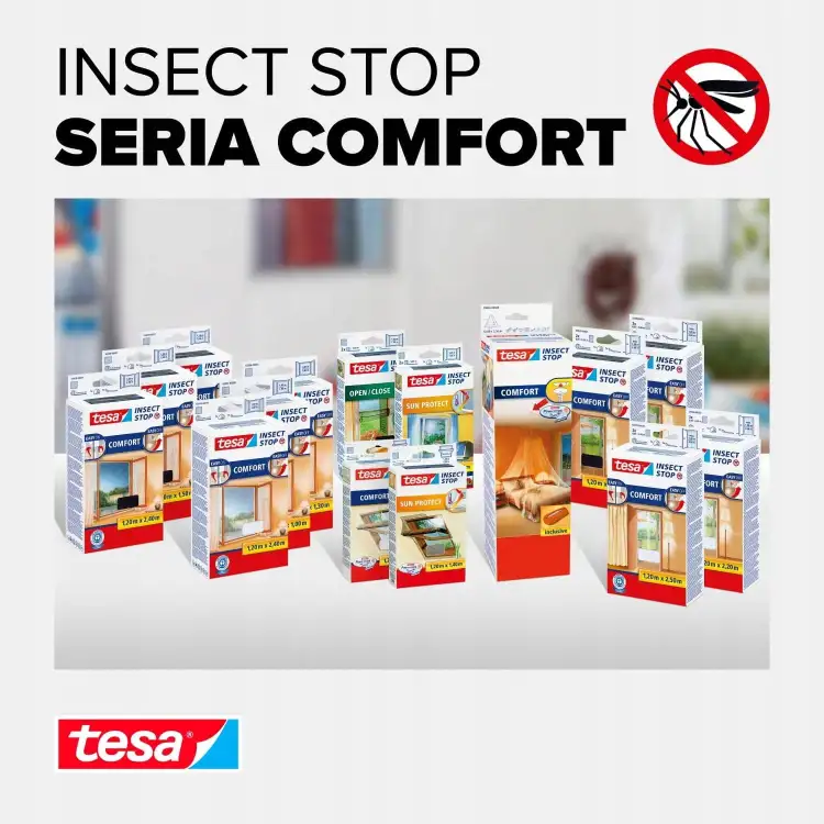 Opakowania moskitier Tesa Comfort ustawione w grupie prezentują różne warianty siatek na owady