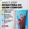Mężczyzna montuje białą siatkę Tesa Comfort na oknie, zabezpieczając pomieszczenie przed owadami