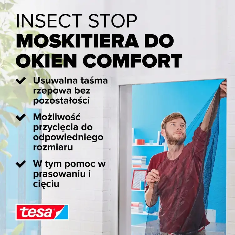 Mężczyzna montuje białą siatkę Tesa Comfort na oknie, zabezpieczając pomieszczenie przed owadami