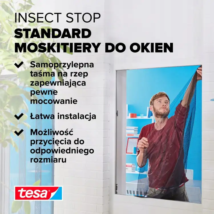 Mężczyzna montuje białą moskitierę Tesa na oknie, chroniąc pomieszczenie przed owadami