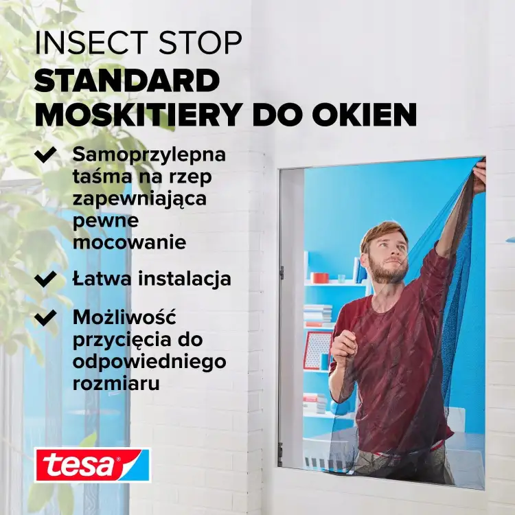 Mężczyzna montuje białą moskitierę Tesa na oknie w jasnym, nowoczesnym wnętrzu
