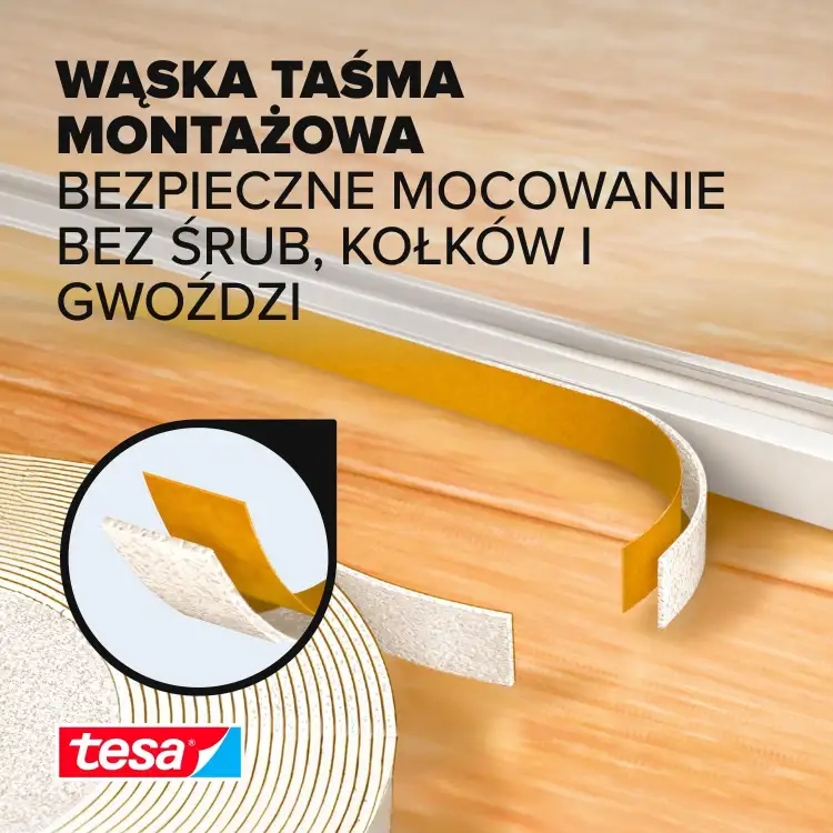 Zbliżenie na piankową taśmę montażową Tesa przyklejaną pod listwę bez użycia narzędzi