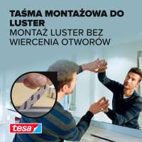 Mężczyzna mocuje lustro do ściany przy użyciu piankowej taśmy montażowej marki Tesa
