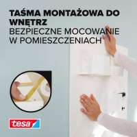 Osoba mocuje biały panel na ścianie przy użyciu piankowej taśmy klejącej Tesa
