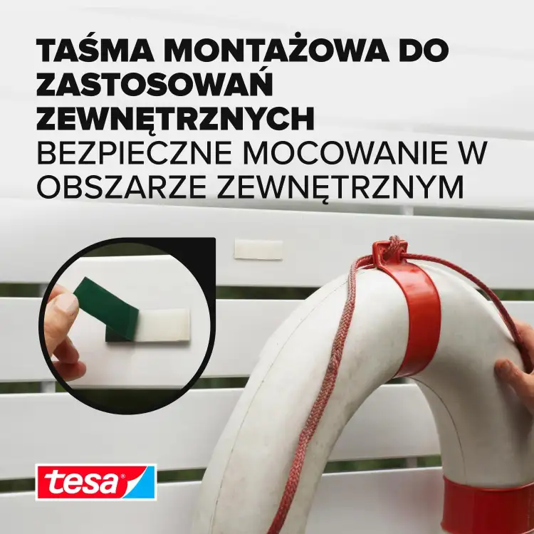 Zbliżenie na aplikację piankowej taśmy montażowej Tesa podczas mocowania koła ratunkowego na zewnątrz