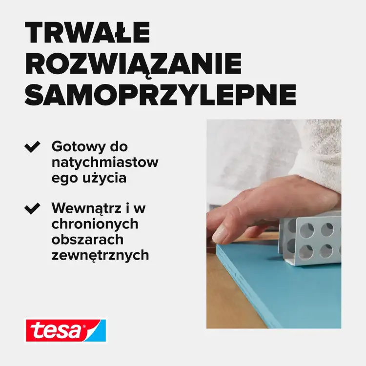 Biała piankowa taśma montażowa Tesa przyklejana do niebieskiej płyty przez dłoń dociskającą klocek