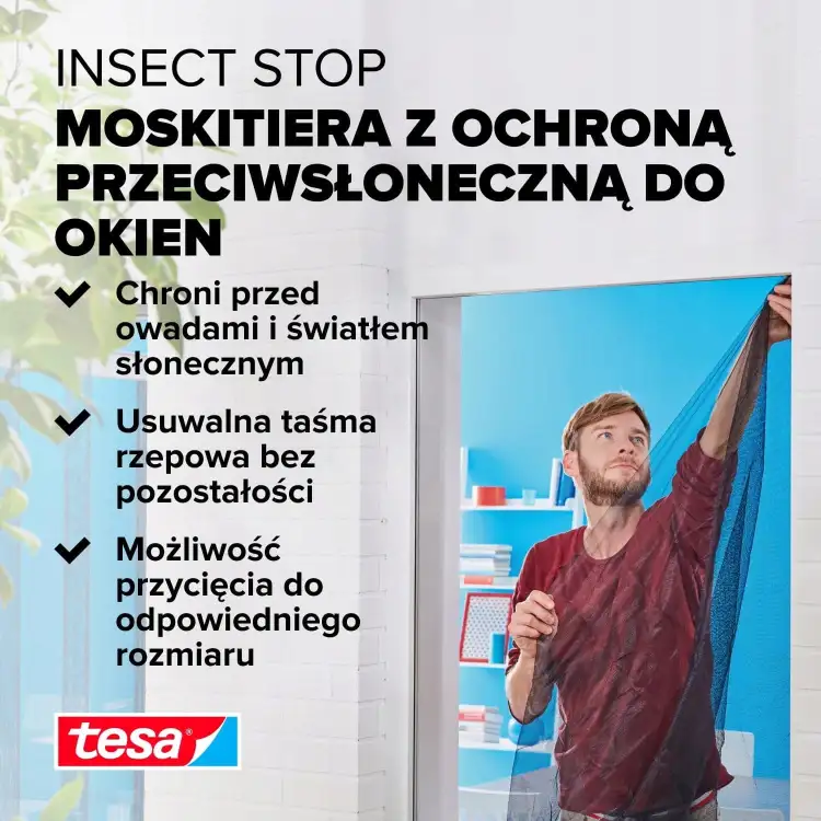 Mężczyzna montuje czarną siatkę Tesa na oknie, zabezpieczając pomieszczenie przed owadami i słońcem