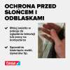 Dłoń prezentuje czarną moskitierę Tesa na tle okna, podkreślając ochronę przed słońcem i refleksami