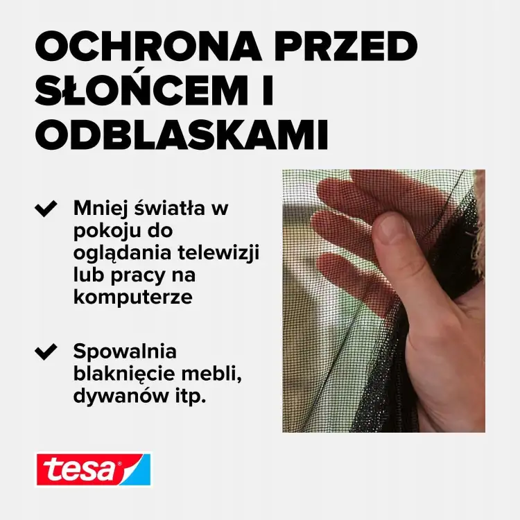 Dłoń prezentuje czarną moskitierę Tesa na tle okna, podkreślając ochronę przed słońcem i refleksami