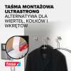 Zbliżenie na piankową taśmę Tesa przyklejaną do gładkiej powierzchni jako alternatywa dla wiercenia