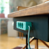 Listwa zasilająca przymocowana pod biurkiem za pomocą dwustronnej taśmy montażowej Tesa NANO POWER