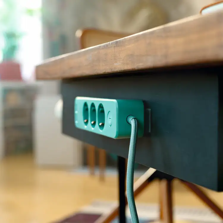Listwa zasilająca przymocowana pod biurkiem za pomocą dwustronnej taśmy montażowej Tesa NANO POWER