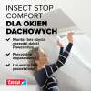Kobieta montuje białą siatkę Tesa na oknie dachowym, chroniąc wnętrze przed owadami