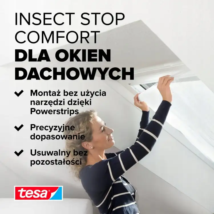 Kobieta montuje białą siatkę Tesa na oknie dachowym, chroniąc wnętrze przed owadami
