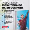 Mężczyzna montuje białą siatkę Tesa Comfort na oknie, chroniąc wnętrze przed owadami