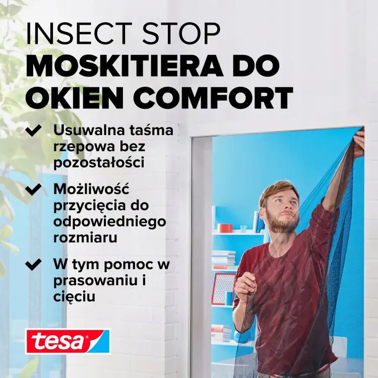 Mężczyzna montuje czarną siatkę Tesa Comfort na oknie, zabezpieczając pomieszczenie przed owadami