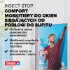 Mężczyzna montuje białą moskitierę Tesa Comfort na dużym oknie w nowoczesnym wnętrzu