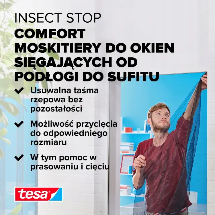 Mężczyzna montuje białą moskitierę Tesa Comfort na dużym oknie w nowoczesnym wnętrzu
