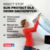 Kobieta montuje czarną siatkę Tesa na oknie dachowym, zapewniając ochronę przed owadami i słońcem