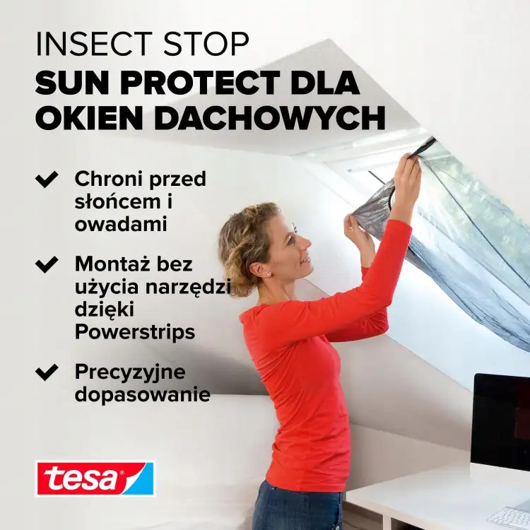 Kobieta montuje czarną siatkę Tesa na oknie dachowym, zapewniając ochronę przed owadami i słońcem