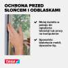 Ręka montuje czarną moskitierę przeciwsłoneczną Tesa na oknie dachowym dla ochrony przed słońcem