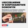 Ręka owija białą taśmę teflonową Tesa wokół gwintu zewnętrznego metalowego kranu ogrodowego