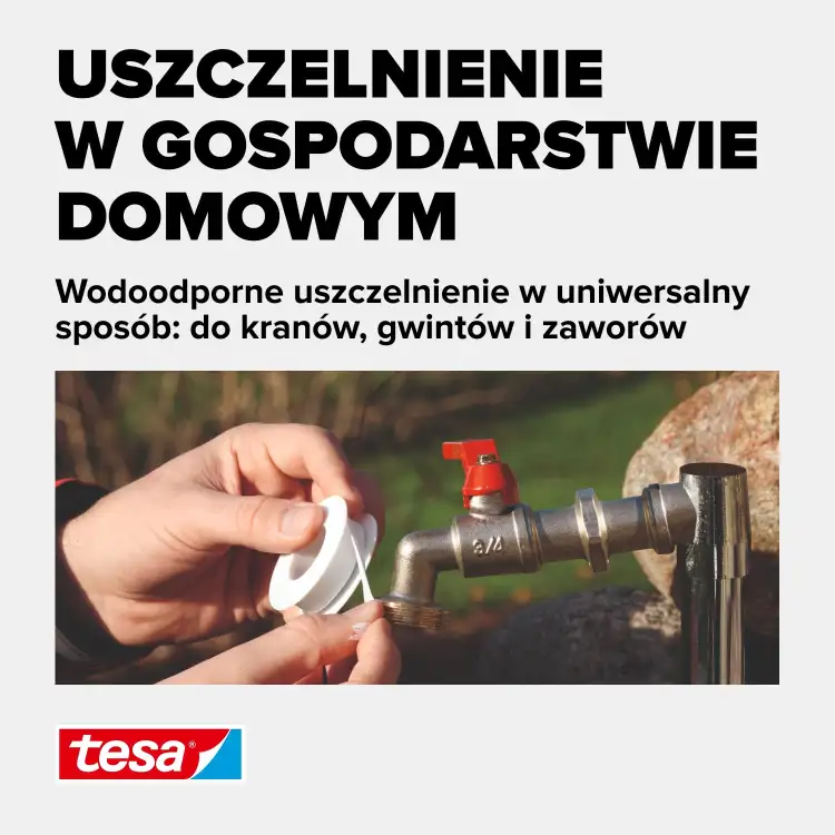 Ręka owija białą taśmę teflonową Tesa wokół gwintu zewnętrznego metalowego kranu ogrodowego