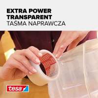 Osoba aplikuje przezroczystą taśmę Tesa na plastikowy pojemnik, zabezpieczając pęknięcie przed wodą