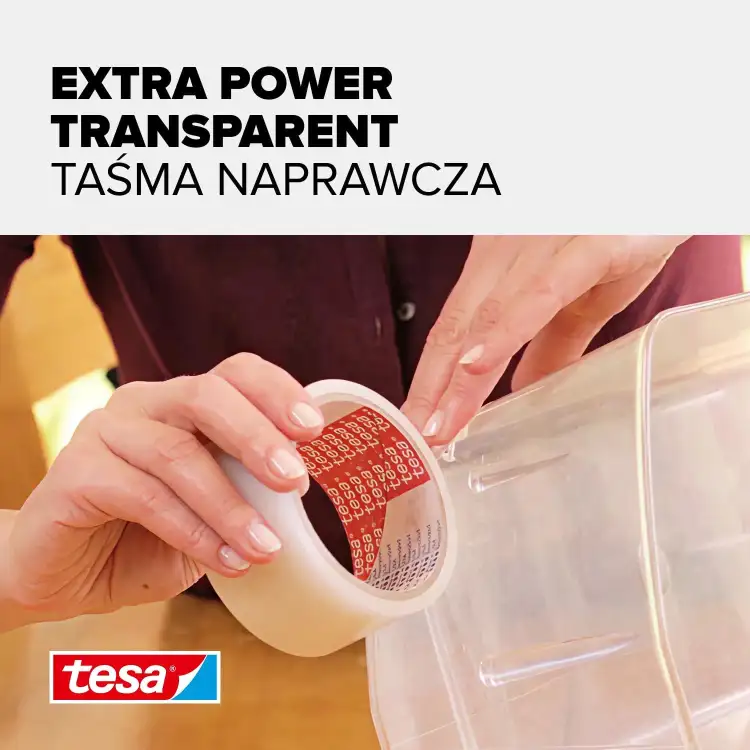Osoba aplikuje przezroczystą taśmę Tesa na plastikowy pojemnik, zabezpieczając pęknięcie przed wodą